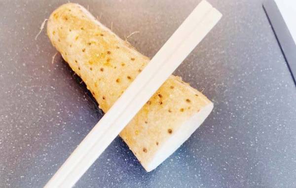 皮をむく時やってみて！　割り箸を中心に刺すと…