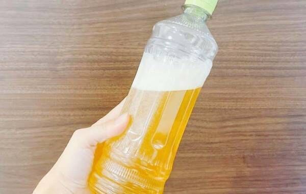 泡だったお茶の写真