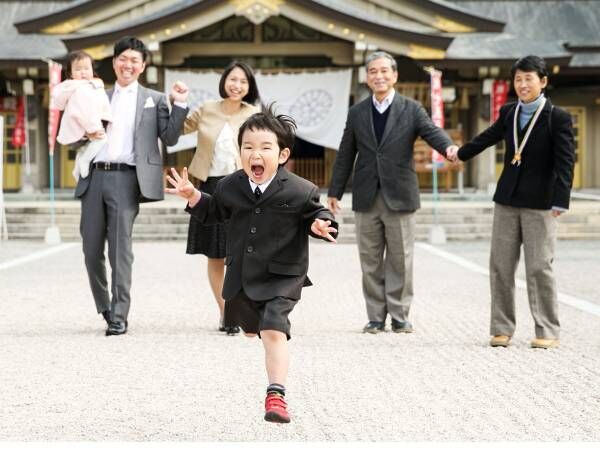 家族写真で走る男の子　２年後の姿に「泣ける」「成長が早い！」