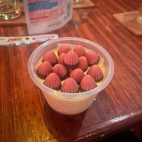 女性「実は今日誕生日でーす！」　プリンとアポロを買ってきた男性　「これは好きになる」