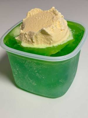 「欲望むき出し」　クリームソーダの写真に『７万いいね』