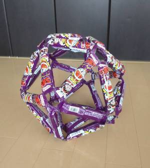 ３０本の『うまい棒』を使って？　完成したモノに「天才か」「こんな楽しみ方が…！」