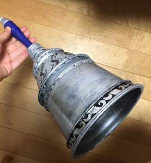 カップ麺の容器に色を塗ったら…　完成した鐘に「アイディアがすごい」「天才すぎ」