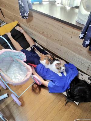 夏休みの宿題を終わらせた娘　直後の光景に「ごめん吹いた」「充電しとる…」