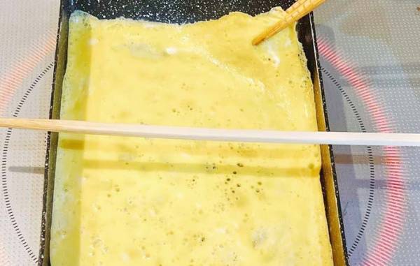 まだフライ返し使ってる？　卵を裏返す時は…