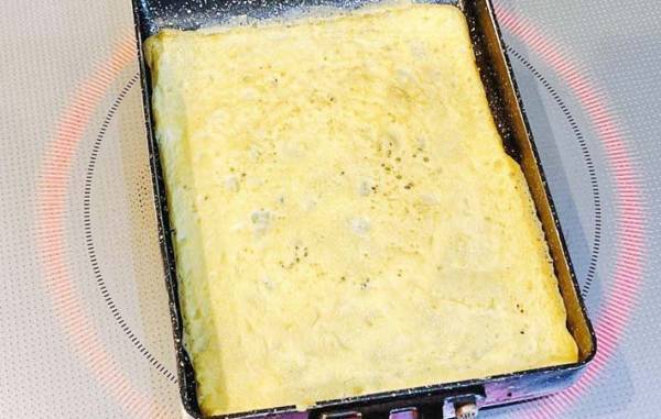 まだフライ返し使ってる？　卵を裏返す時は…