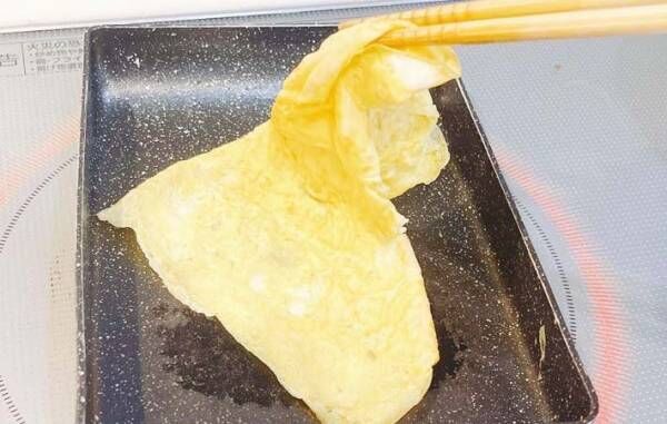 薄焼き卵を作る写真