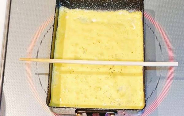 まだフライ返し使ってる？　卵を裏返す時は…