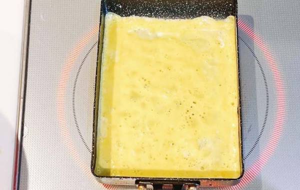 まだフライ返し使ってる？　卵を裏返す時は…