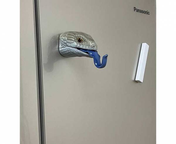 「夜中に見たらビビる」　冷蔵庫に貼られていたものに「なんだこれ」「怖すぎる」