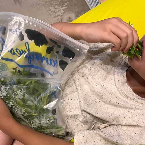 オヤツの袋を脇に抱える息子　中身をよく見ると…「え！？」