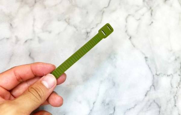 余分なリュックのヒモ、ジャマじゃない？　１００均グッズが「使える！」