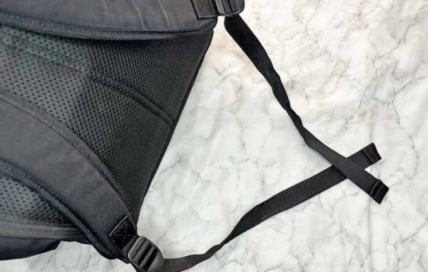 余分なリュックのヒモ、ジャマじゃない？　１００均グッズが「使える！」