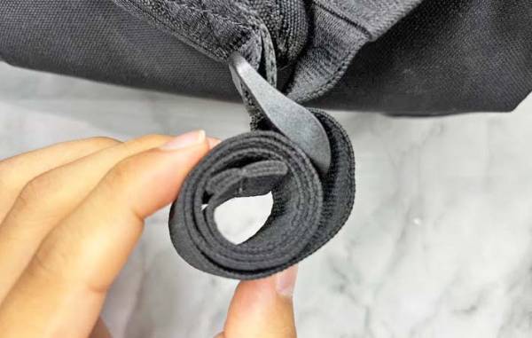 余分なリュックのヒモ、ジャマじゃない？　１００均グッズが「使える！」