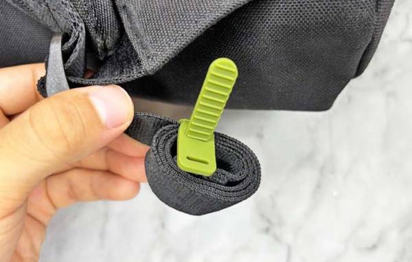余分なリュックのヒモ、ジャマじゃない？　１００均グッズが「使える！」