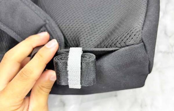 余分なリュックのヒモ、ジャマじゃない？　１００均グッズが「使える！」