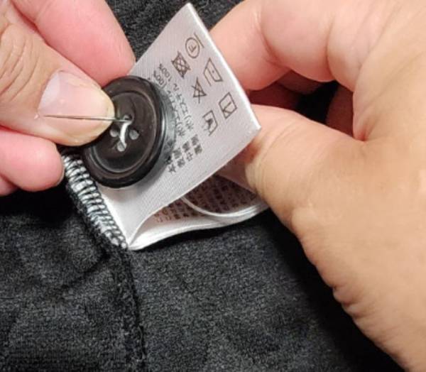 「洋服の予備ボタンが紛失しません」　発想の転換に「天才か」「思わず唸った」