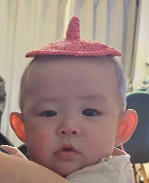 「デパートで声出して笑った」　『帽子』を被る赤ちゃんに４万人が悶絶！