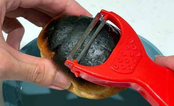 パンを焦がしてしまった…　簡単に取れる方法に「目からウロコ」「感動」