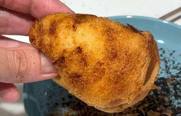 パンを焦がしてしまった…　簡単に取れる方法に「目からウロコ」「感動」