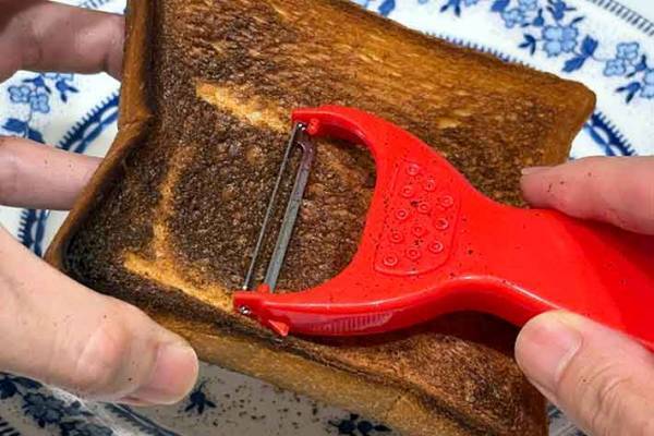 パンを焦がしてしまった…　簡単に取れる方法に「目からウロコ」「感動」