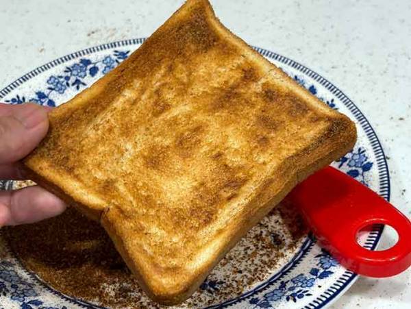 パンを焦がしてしまった…　簡単に取れる方法に「目からウロコ」「感動」