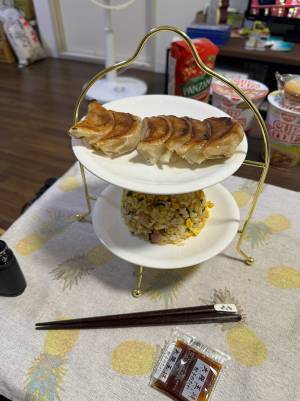 自宅でアフタヌーンティーをした男性　皿にのせたモノに「吹いた」