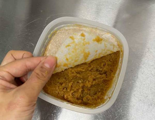 味噌をおおう『白い紙』　開封後も取っておくべき？