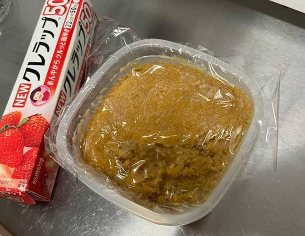 味噌をおおう『白い紙』　開封後も取っておくべき？