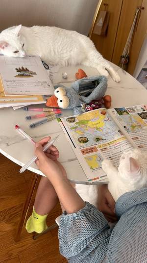 娘の宿題を見ていたのは？　家庭教師の姿に「これは勉強にならない…」