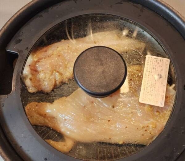 鶏むね肉を入れたフライパンに蓋をして焼く様子