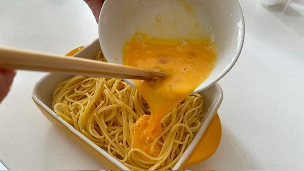 パスタに溶き卵をかけて？　JA全農のアイディアに「禁断の食べ物だ！」