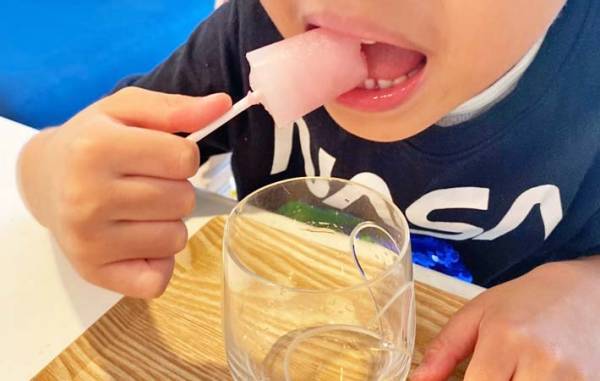 不二家「水と飴だけ！」　材料２つの『簡単おやつ』に５歳児が大喜び