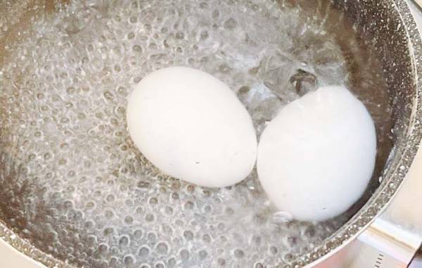 ゆで卵をむいたら黄身が黒い！　JAが教える理由に「そうだったのか」