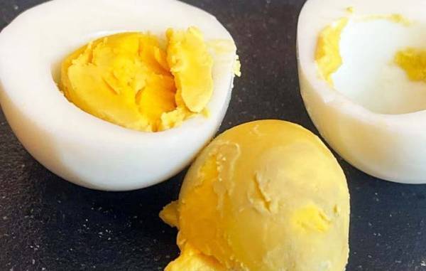 ゆで卵をむいたら黄身が黒い！　JAが教える理由に「そうだったのか」
