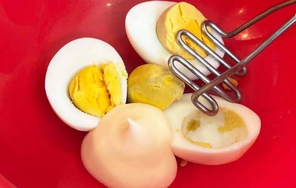 ゆで卵をむいたら黄身が黒い！　JAが教える理由に「そうだったのか」