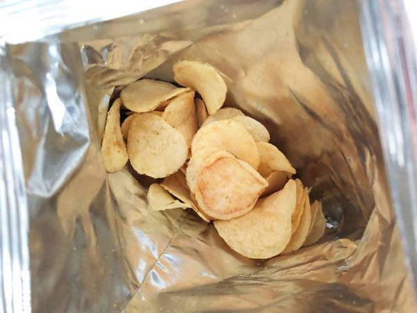 ポテトチップスの袋　内側が銀色なのはなぜ？　企業の解説によると…
