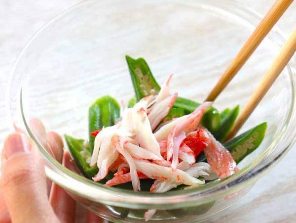 『オクラとカニカマのうま塩ナムル』　レシピに「やみつき」