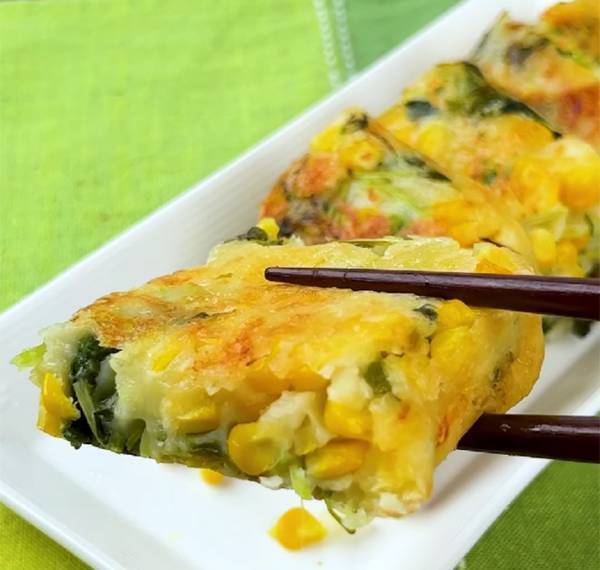 トウモロコシとチヂミの食感が相性抜群！　企業が教えるチヂミに箸が止まらない