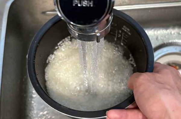 １本のスプーンで…　無洗米をふっくら炊く方法に「納得のおいしさ」