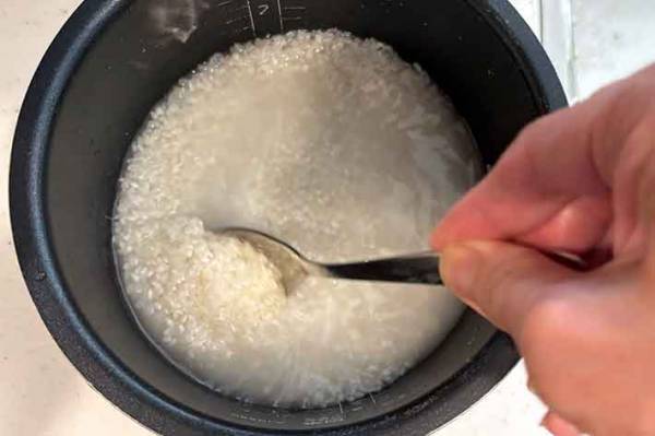 １本のスプーンで…　無洗米をふっくら炊く方法に「納得のおいしさ」