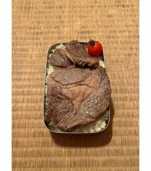 肉の弁当の写真