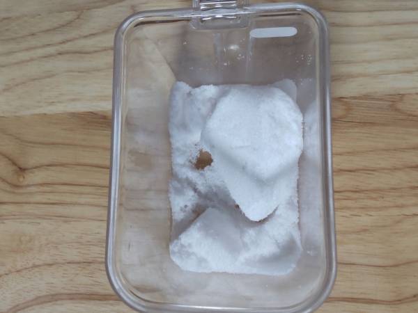 砂糖がガッチガチの塊に！　サラサラに戻す裏技に「こんなに簡単だなんて！」