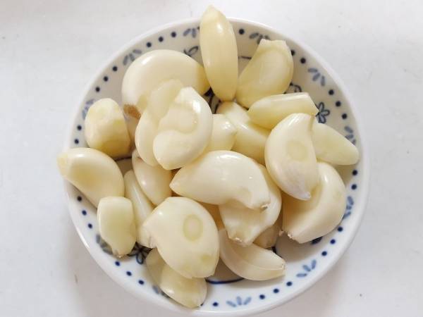 「この方法ラクすぎる！」　ニンニクの皮も芽もスルッと取れる裏技とは？