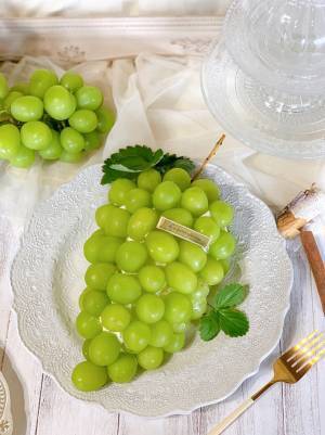 ブドウ１房まるごとデザート？　包丁を入れると…「これはすごい」「真似したい」