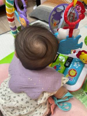 ０歳娘の髪の毛が…？　写真に「笑った」「我が家にも上陸してほしい」