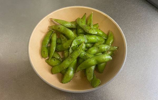 セブンの『冷凍枝豆』をフライパンに開けたら…　「これは最高にうまい食べ方」