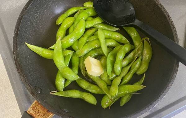 セブンの『冷凍枝豆』をフライパンに開けたら…　「これは最高にうまい食べ方」