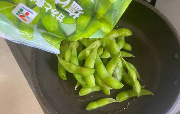 セブンの『冷凍枝豆』をフライパンに開けたら…　「これは最高にうまい食べ方」