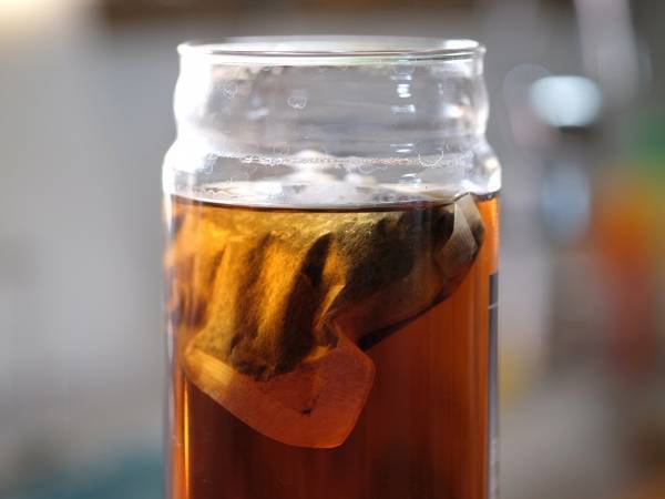 麦茶パックが底に沈んだら？　取り出す裏技に「一瞬で？」「これはすごい」